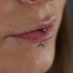 Vertical labret